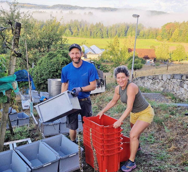 Raphael Peterhans und Mia Peterhans vom Märxli-Team beim Wümmen.