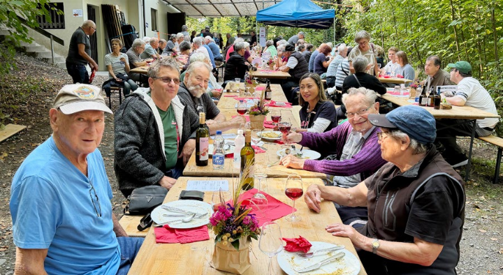 Am Samstag herrschte Andrang und gute Stimmung an den Tischen vor der Waldhütte. Die meisten genossen ein feines Pilzragout mit Penne. Fotos: mbe