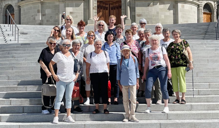 Der Mellinger Landfrauenverein vor der Klosterkirche Einsiedeln. Fotos: zVg