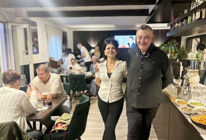 Das Wirtepaar Sanja und Mladen Bujas freut sich über ein volles Haus am Eröffnungsabend. Fotos: hhs