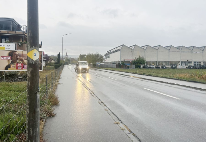 An der Birrfeldstrasse auf der Wiese rechts vor den Shedhallen der Lastech AG soll der neue Coop gebaut werden – weit hinten erkennt man die Turmspitze des Zeitturms, durch dessen Tor man ins Städtli gelangt. Foto: hhs An der Birrfeldstrasse auf der Wiese rechts vor den Shedhallen der Lastech AG soll der neue Coop gebaut werden – weit hinten erkennt man die Turmspitze des Zeitturms, durch dessen Tor man ins Städtli gelangt. Foto: hhs