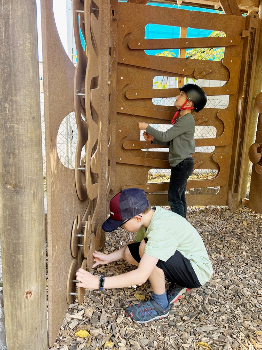 Beim Spielplatz Tannenburg kann man von Hand einen Lift betätigen, damit die Kugel in die Holzbahnen fällt und wieder hinunter rollt. Beim Spielplatz Tannenburg kann man von Hand einen Lift betätigen, damit die Kugel in die Holzbahnen fällt und wieder hinunter rollt.