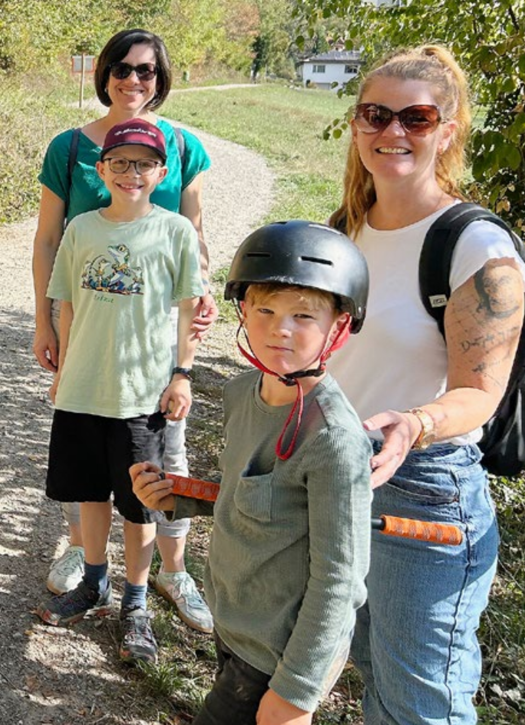 Daniela Hauser, Noe, Max und Tiziana Hümbeli (von links) beim Affenbaum. Daniela Hauser, Noe, Max und Tiziana Hümbeli (von links) beim Affenbaum.