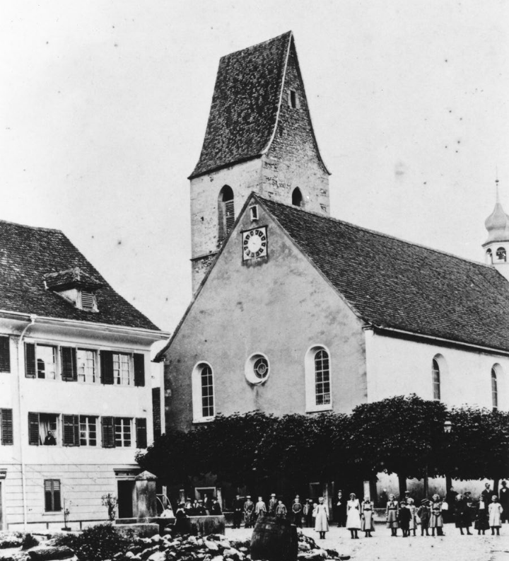 Die Stirnfront der Mellinger Pfarrkirche sah bis 1911 so aus. Danach wurde der Giebel leicht verändert. Foto: Entstanden um 1900, Fotoarchiv Mellingen