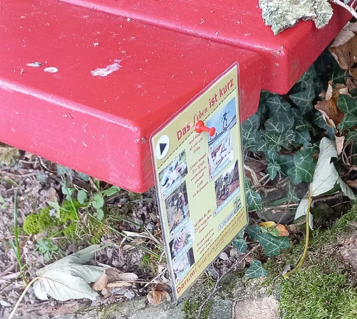 Die laminierten Botschaften werden angepinnt.