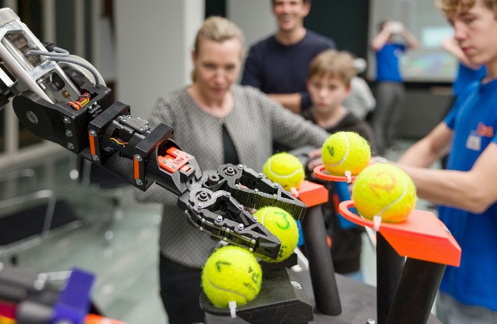 An der «Hellen Nacht» 2024 zeigten Lernende der Industriellen Berufslehren Schweiz (libs) in der Villa Boveri in Baden ihre Roboter dem Publikum. Foto: Damian Bern/zVg