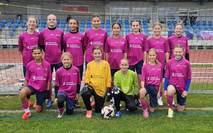 Daliyah Vikström (vorne links) aus Stetten und Torhüterin Malin Fritschi (vorne 4. von links) vom FC Fislisbach. Foto: zVg