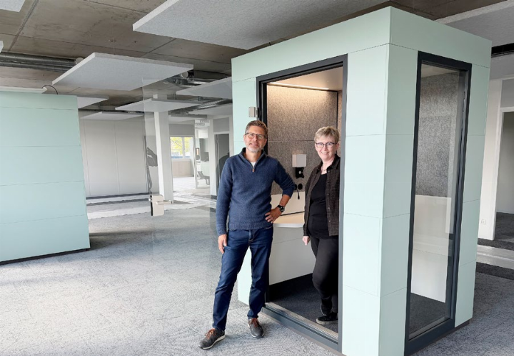 Die Geschäftsführerin der Spitex, Claudia Wippl, und Andreas Mahler, Leiter Finanzen und Dienste zeigen eine «Mutebox» im zweiten Stock. Fotos: mbe