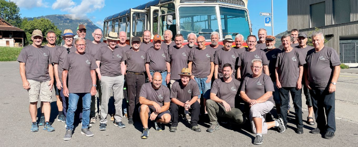 Im neuen Outfit bestiegen alle Teilnehmer pünktlich den 60-jährigen «FBW»-Postreisecar. Foto: zVg