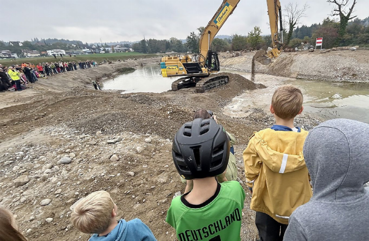 Viel Publikum beim Durchstich in den neuen Seitenarm der Reuss, der Teil der Auenrenaturierung Grien ist. Foto: hhs