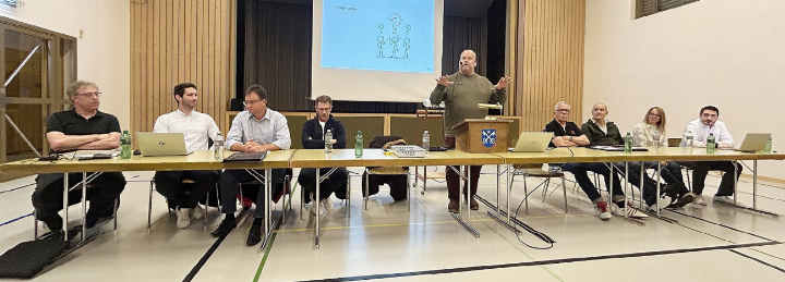 Die Experten Reto Porta und Nils Kramer (links) sowie Gemeinderat Thomas Mayer am Rednerpult stellten das Projekt vor. Die Kommissionsmitglieder Christian Bertschinger (2. von links), Andreas Zehnder, Rolf Hunziker, Stephan Bätscher, Nathalie Meier und Gemeindeschreiber Tobias Matter hören zu. Fotos: hhs