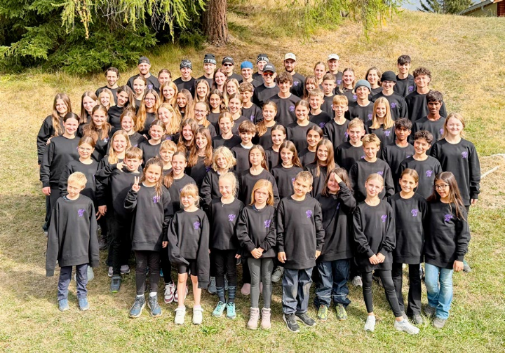 Die fröhliche HeLa-Schar in ihrem Lager in der Lenzerheide. Foto: zVg