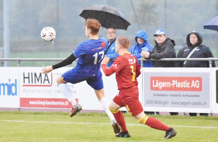 Fislisbachs Fabio Kaufmann (vorne, Nr.17) behauptet den Ball gegen Mellingens Colin Frey. Fotos: bn