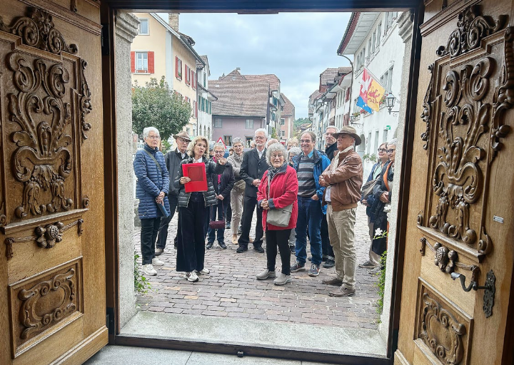 Offene Türen: Pia Kriese erzählt in der Führung «Bildersturm» über die Kirchentüren. Fotos: hhs