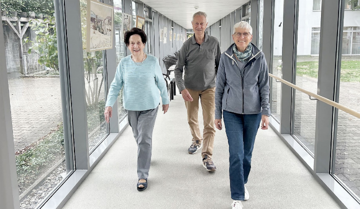 Hedy Zehnder, Rolf Bircher und Marie-Rose Bircher (von links) sorgten für Bewegung im Alterszentrum «Am Buechberg» und machten vieles möglich. Foto: hhs