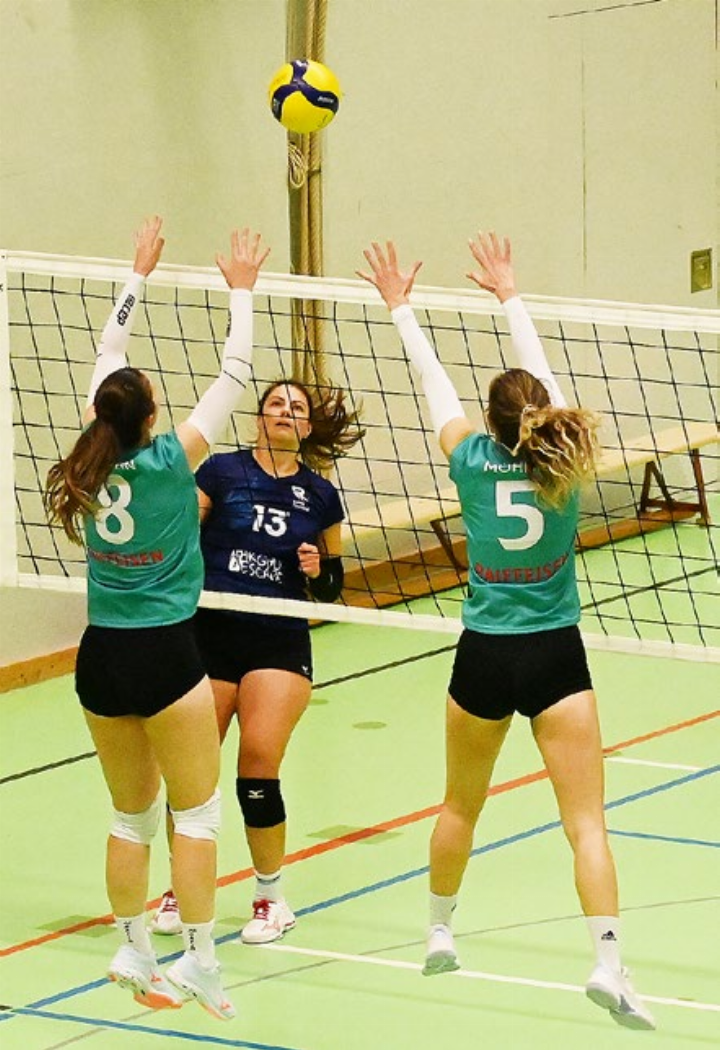 Zu Beginn des Spiels tat sich Volley Reusstal noch schwer mit dem Block von Möhlin. Foto: sl