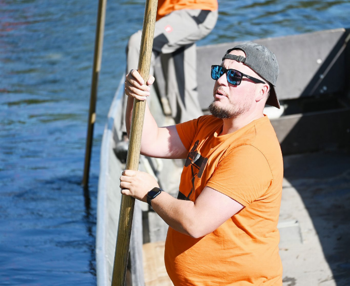 Marco Wertli, Präsident der Mellinger Pontoniere, hier am traditionellen Schlussfahren auf der Reuss. Foto: sl