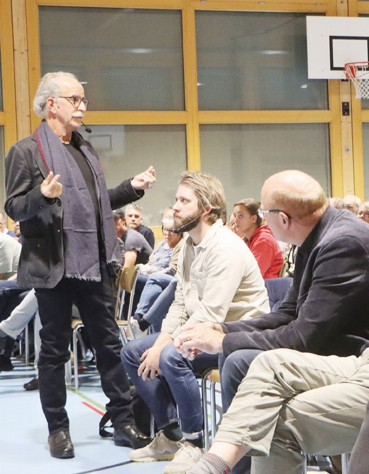 Bauexperte Daniel Zehnder stellte die Erweiterung Schulanlage zusammen mit den Architekten nochmals vor. Bauexperte Daniel Zehnder stellte die Erweiterung Schulanlage zusammen mit den Architekten nochmals vor.