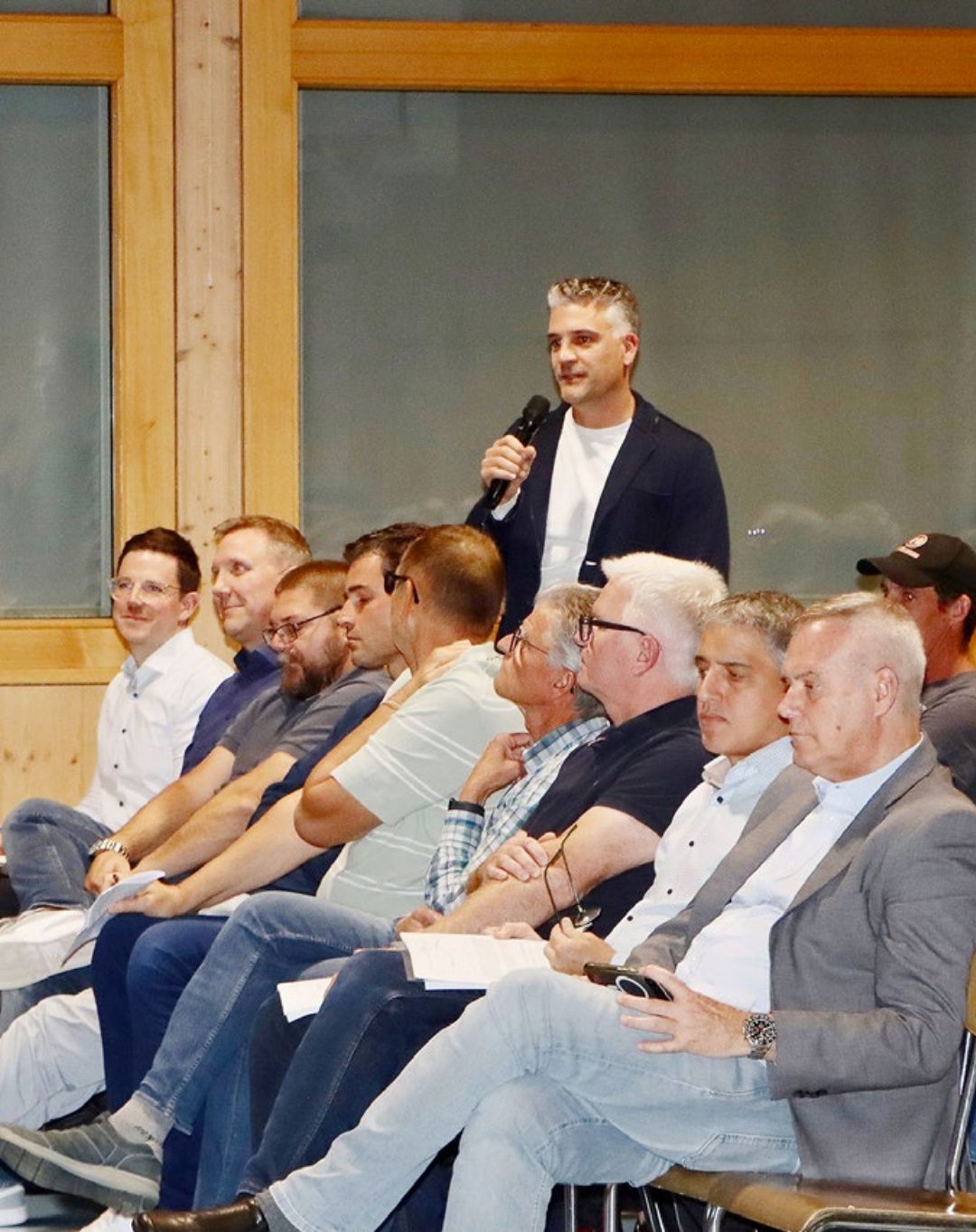 In der vorderen Reihe ist die vom Gemeinderat eingesetzte Kommission für die Zukunft des EWWs zu sehen. In der vorderen Reihe ist die vom Gemeinderat eingesetzte Kommission für die Zukunft des EWWs zu sehen.