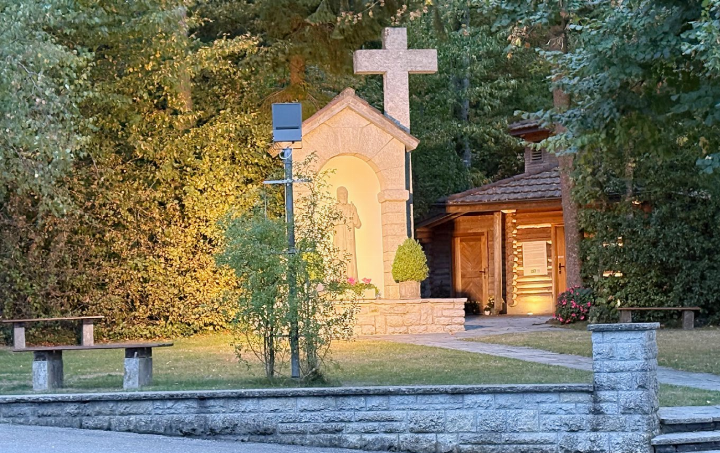 Die Bruderklausenstätte wurde 1947 errichtet. 2005 brannte sie ab, wurde aber wieder neu errichtet. Fotos: isp Die Bruderklausenstätte wurde 1947 errichtet. 2005 brannte sie ab, wurde aber wieder neu errichtet. Fotos: isp