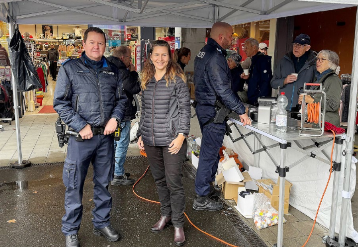 Am Samstag war die Regionalpolizei Rohrdorferberg-Reusstal im Rahmen der Aktion «Coffee with Cops» im Gugger in Fislisbach zu Gast. Links Kommandant Roger Lenherr neben Frau Gemeindeammann Simone Bertschi. Fotos: mbe