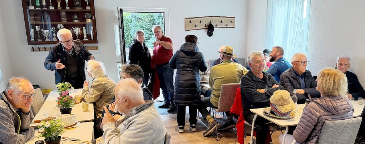 Viele Einheimische und Heimweh-Nesselnbacher kamen am Tag der offenen Türe vorbei. Das Vereinslokal kann ab sofort genutzt werden. Fotos: mbe