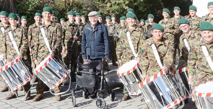 Ernst Meier (Mitte) war vor 74 Jahren Tambour bei der Militärmusik-RS. Er war stolz, wieder ein Teil davon zu sein.