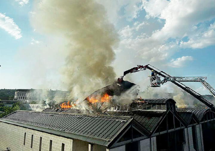 Brand im Hitzesommer. Der brennende Dachstock der Turnhalle. Foto: zVg