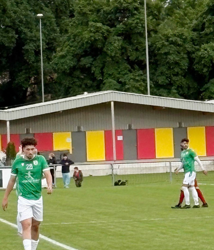 Der FC Mellingen (hier im September beim Spiel gegen Juventina Wettingen) hätte gerne einen Kunstrasen. Doch das Projekt wurde von der Stadt Mellingen aus finanziellen Gründen aufgeschoben. w Foto sl/Archiv