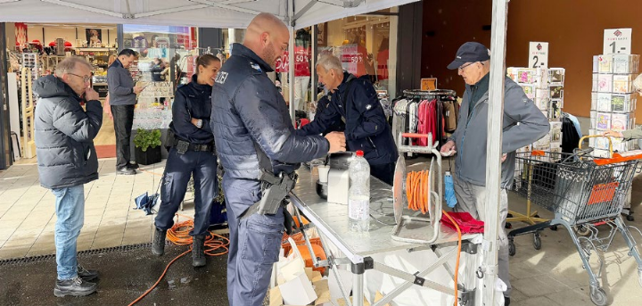Die Regionalpolizei Rohrdorferberg-Reusstal demonstriert Bürgernahe mit der Aktion «Coffee with Cops» (Foto vom Samstag in Fislisbach). Die nächste Gelegenheit, mit der Polizei ins Gespräch zu kommen, bietet sich am 3. November in Wohlenschwil, von 17 bis 19 Uhr in der Mehrzweckhalle. Foto: mbe
