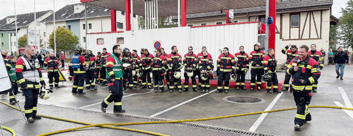 Die Mannschaft der Feuerwehr Niederwil/Fischbach-Göslikon nach der Übung. Um Nachwuchs muss sie sich keine Sorgen machen, in diesem Jahr traten bereits 14 neue Mitglieder ein. Fotos: mbe
