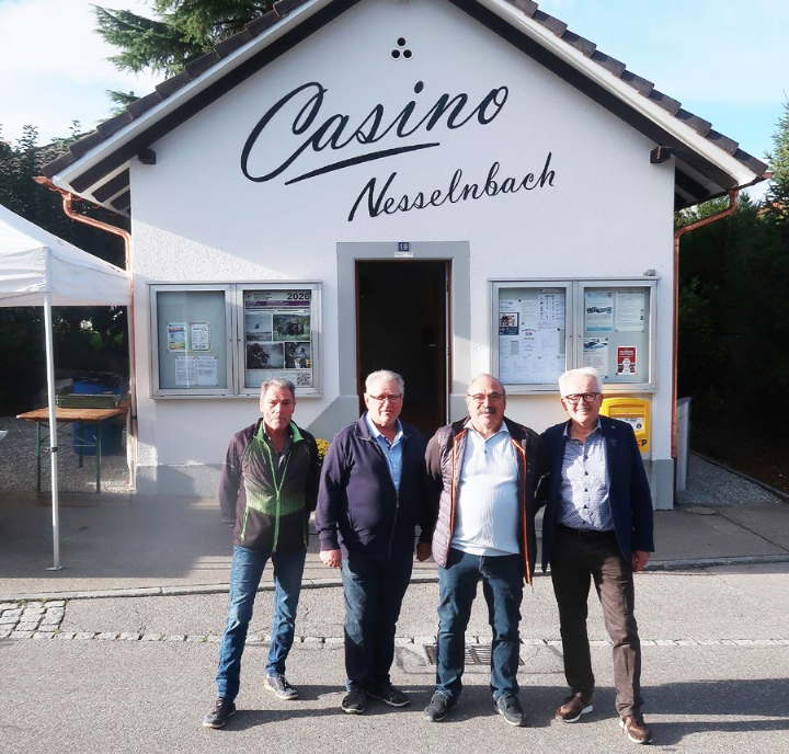 Der Vorstand der IG Casino Nesselnbach hat die Schwierigkeiten gemeistert und die Renovation geschafft: (von links) René Seiler (der Mann fürs Elektrische), Thomas Moor, Präsident der IG, Rolf Seiler (Innenausbau/Schreinerarbeiten) und Toni Rohrer (Aktuar/Kassier der IG).