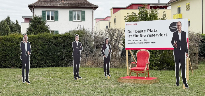 Die amüsante Outdoor-Werbung der Raiffeisenbank beim Geerig-Kreisel. Manche setzen sich auf den Sessel und lassen sichso fotografieren. Links hinter der Werbung hat die Bank Land gekauft für den Erweiterungsbau. Foto: mbe