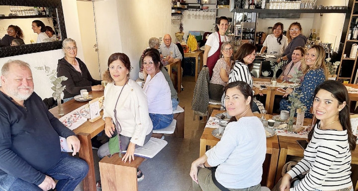 Eröffnungsmorgen des Café «Manos» im Lokal des «Tradinoi» mit vielen gut gelaunten Gästen. Fotos: hhs