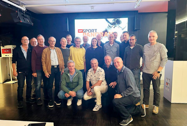 Die Mitglieder der Männerriege Niederrohrdorf vor dem SRF-Sportpanorama-Studio mit Studiogast Andrea Brändli. Foto: zVg