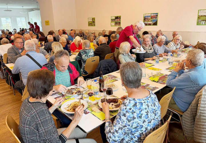 An der Metzgete im Vereinshaus liessen es sich alle schmecken. Foto: mbe
