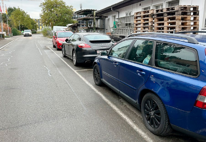 Parkplätze in der Industriestrasse verhindern gefahrloses Kreuzen. Foto: hhs