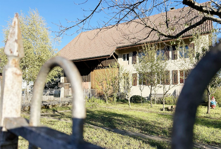 Diesen Hof an guter Lage, mitten im Dorf könnte die Gemeinde für knapp 2,4 Millionen Franken kaufen. Foto: hhs