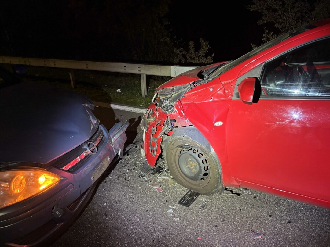 Der Toyota rechts wurde stark beschädigt. Foto: Kapo Der Toyota rechts wurde stark beschädigt. Foto: Kapo